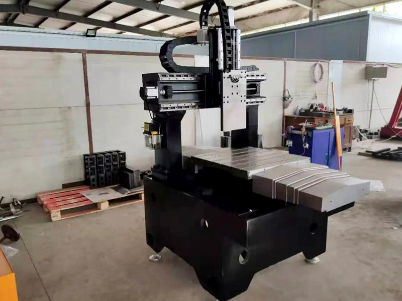 怎樣正確使用好小型模具雕銑機(jī)呢？